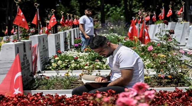 Şehit aileleri bayramın ilk gününde Edirnekapı Şehitliği'ni ziyaret etti