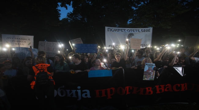 Sırbistan'da "şiddete karşı" sloganıyla yapılan gösterilerin yenisi düzenlendi