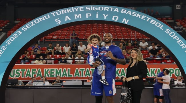 Türkiye Sigorta Basketbol Süper Ligi şampiyonu Anadolu Efes kupasını aldı