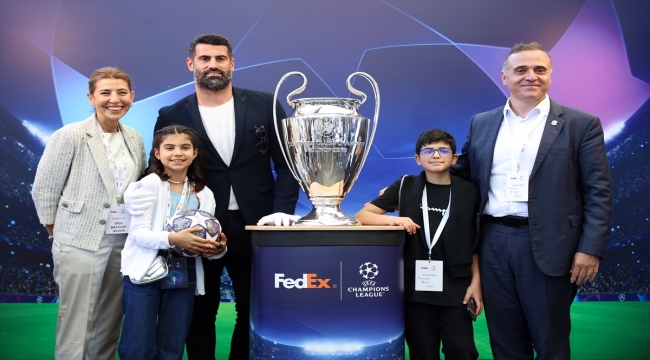 UEFA Şampiyonlar Ligi kupası sergilendi