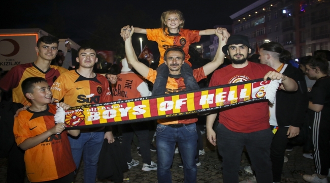 Uşak'ta Galatasaraylı taraftarlar şampiyonluğu kutluyor