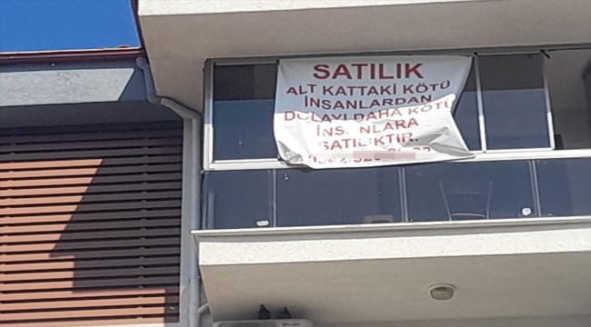 Üst kat komşusunun astığı satılık ilanını, mahkeme kararıyla kaldırttı