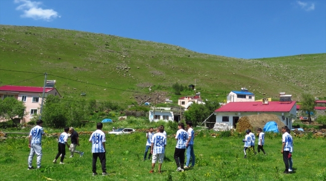 UYAFA Ardahanlı çocuklara bayramda forma hediye etti