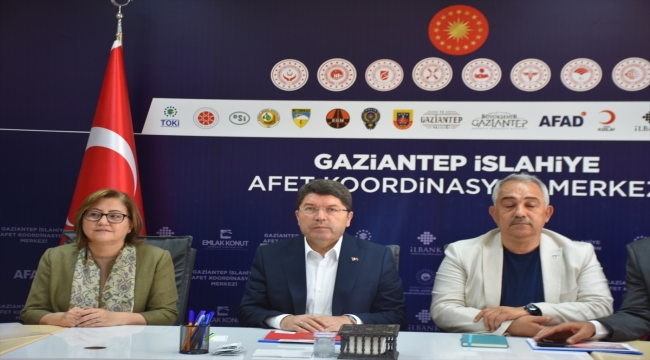 Adalet Bakanı Tunç, Nurdağı ve İslahiye'de deprem sonrası yapılan çalışmaları inceledi