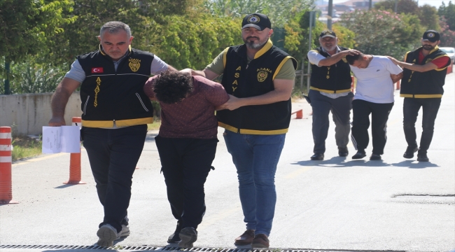 Adana'da gasp iddiasıyla yakalanan 2 zanlı tutuklandı 