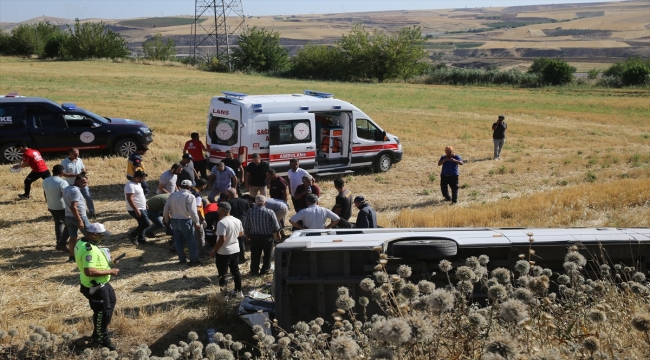 Adıyaman'da devrilen minibüsteki 5 kişi yaralandı