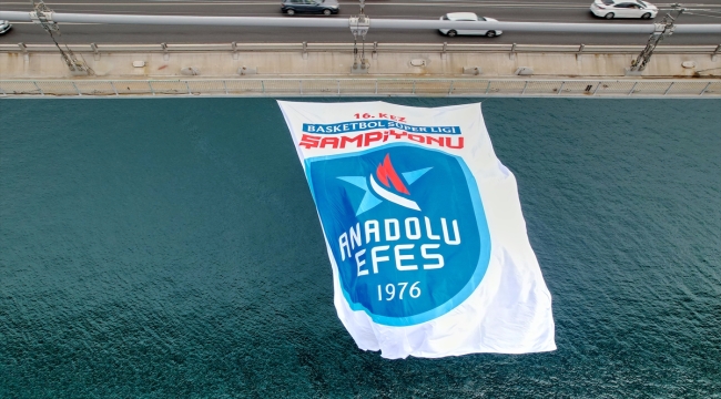 Anadolu Efes'in şampiyonluk bayrakları İstanbul Boğazı'ndaki köprülere asıldı