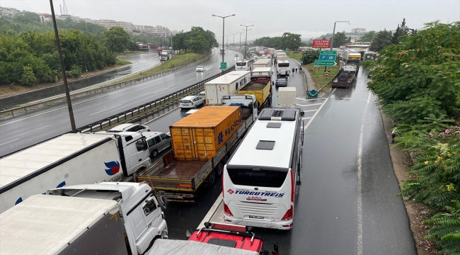 Anadolu Otoyolu'nun Kocaeli kesimindeki kaza yapan tır ulaşımı aksattı