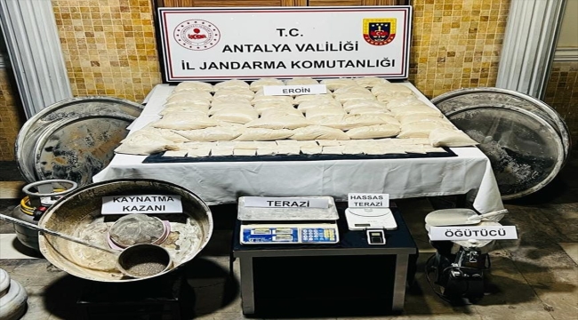 Antalya'da kiraladıkları evde 68 kilogram eroin imal eden 2 şüpheli yakalandı