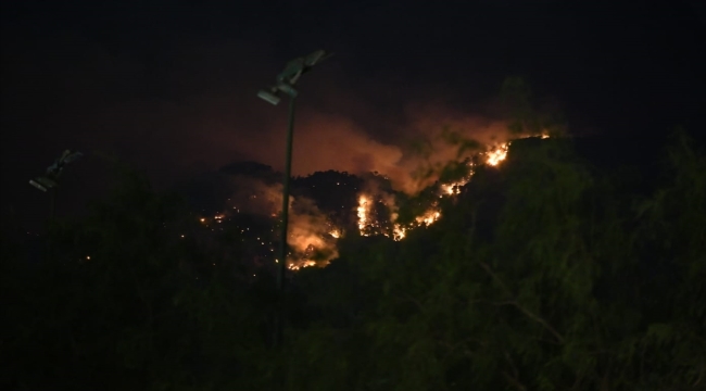 Antalya'nın Kemer ilçesindeki orman yangınında gece görüşlü helikopterler müdahaleye başladı