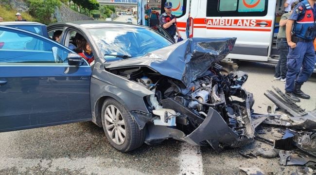 Artvin'de iki otomobilin çarpıştığı kazada 8 kişi yaralandı