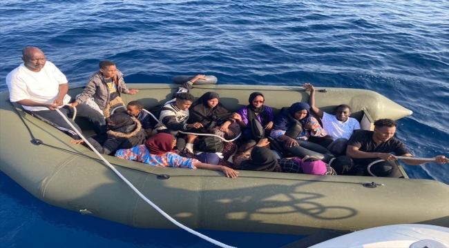 Balıkesir açıklarında Yunanistan unsurlarınca geri itilen 14 düzensiz göçmen kurtarıldı