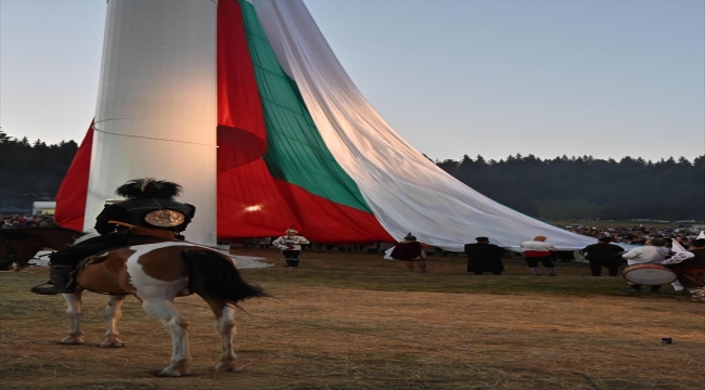 Bulgaristan'ın en büyük bayrağı 111 metrelik göndere çekildi