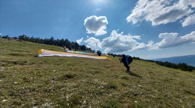 Çankırı'da yamaç paraşütü yarışması kapsamında antrenman uçuşları yapıldı