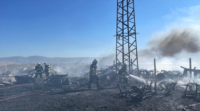 Çorum Sanayi Sitesi'ndeki hurdalıkta çıkan yangına müdahale ediliyor