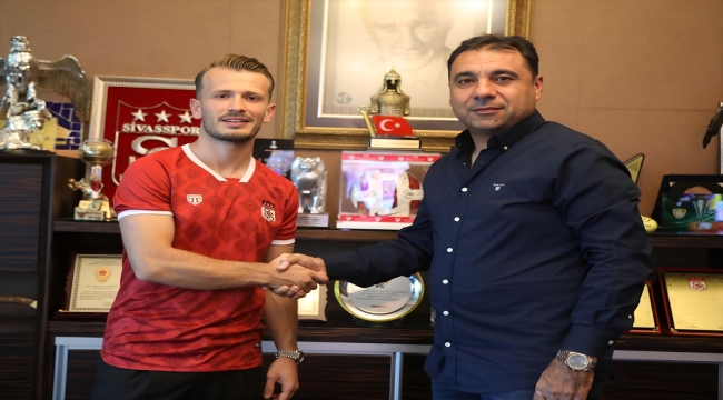 Demir Grup Sivasspor, Abdulkadir Parmak'ı transfer etti