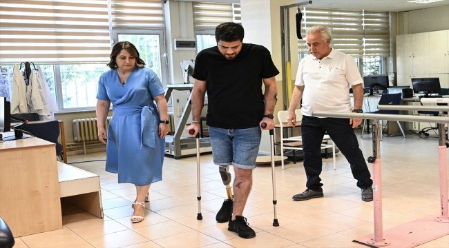Depremde bacağını kaybeden genç, 5 ay sonra ilk adımlarını attı