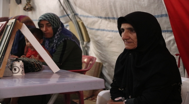 Diyarbakır anneleri 40 dereceyi aşan sıcaklıkta evlatlarını bekliyor