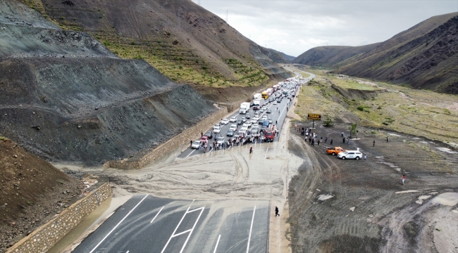 Erzincan-Sivas kara yolu heyelan nedeniyle ulaşıma kapatıldı