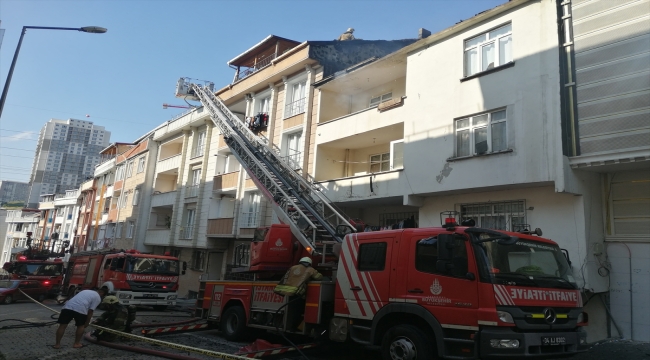 Esenyurt'ta çatı katında çıkıp 5 binaya sıçrayan yangın söndürüldü