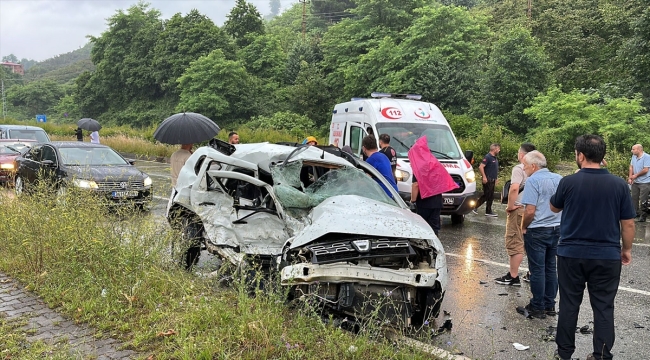 Giresun'da otomobil ile minibüsün çarpıştığı kazada 1 kişi öldü, 10 kişi yaralandı