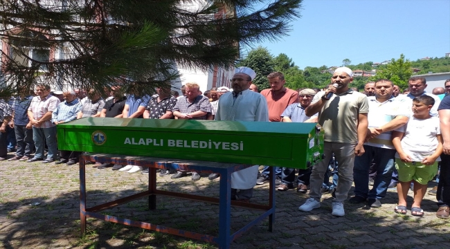 Zonguldak'ta cenazeye giderken kaza yapan otomobildeki kadın öldü