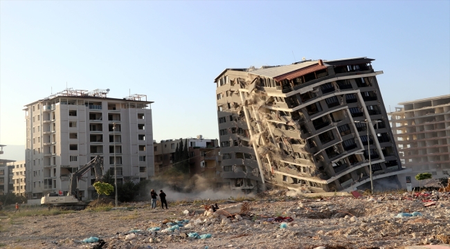 Hatay'da ağır hasarlı 10 katlı bina kontrollü şekilde yıkıldı