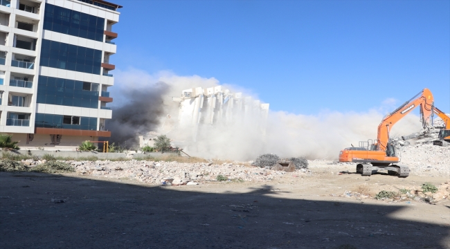 Hatay'da ağır hasarlı 9 katlı bina kontrollü şekilde yıkıldı 