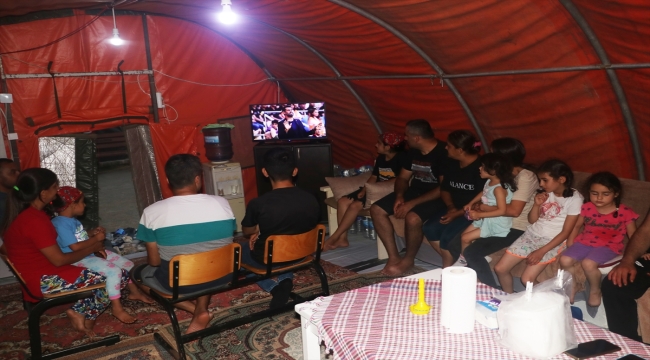 Hatay'da futbolseverler, takımlarının hazırlık maçını çadır kentteki televizyondan izledi