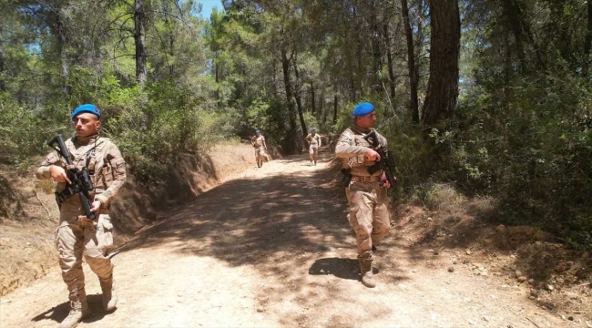 Jandarma ekipleri, yangınları önlemek için arazi araçları ve atlarla ormanlarda devriye atıyor