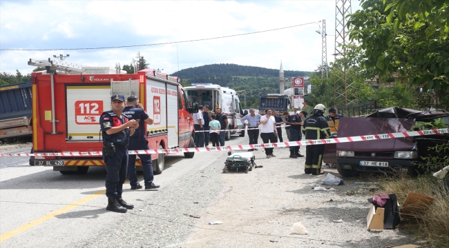 Kastamonu'da kamyonla çarpışan otomobildeki 1 kişi öldü, 1 kişi yaralandı
