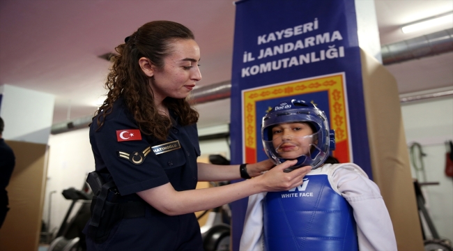 Kayseri'de kırsal mahallelerdeki çocuklar jandarmanın projesiyle tekvando öğreniyor