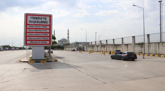 Memleket hasretiyle yola çıkan gurbetçilerin yorgunlukları Kapıkule'ye varınca geçiyor