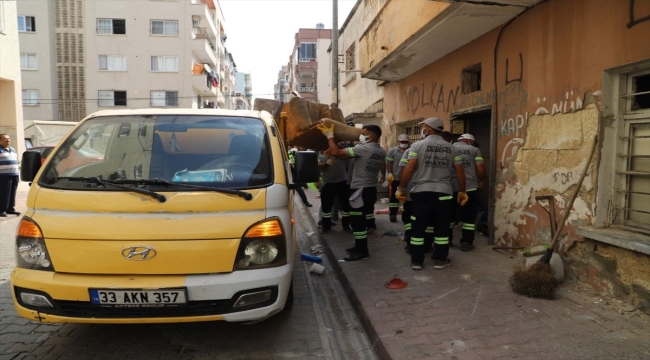 Mersin'de bir evden yaklaşık 10 ton çöp çıktı