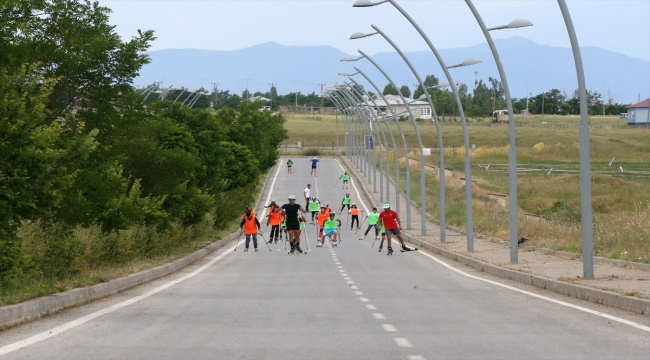 Muş Kayak Takımı sporcuları, Türkiye şampiyonası için asfaltta güç depoluyor