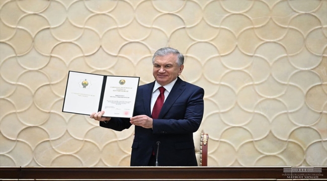 Özbekistan'da cumhurbaşkanı seçimini kazanan Mirziyoyev, yemin ederek görevine başladı