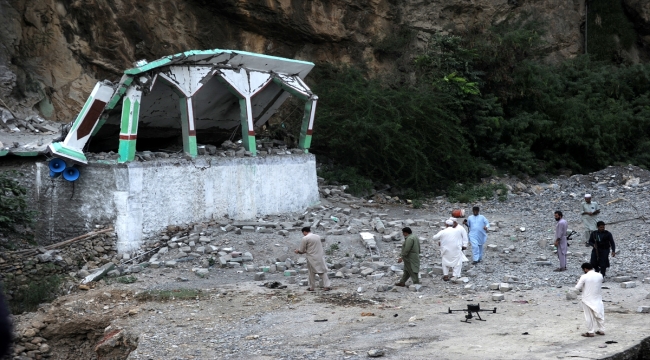Pakistan'da camide düzenlenen intihar saldırısında 1 polis öldü
