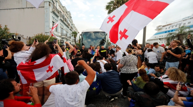 Rusya'nın Soçi kentinden yola çıkan kruvaziyer, Gürcistan'da protesto ile karşılandı