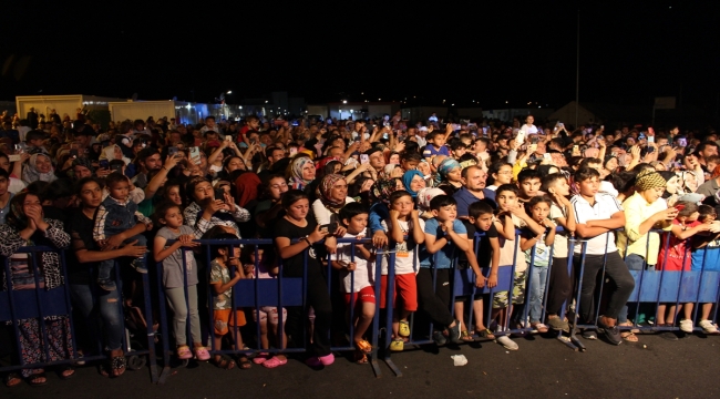 Sanatçı Yavuz Bingöl Kahramanmaraş'ta depremzedelere konser verdi