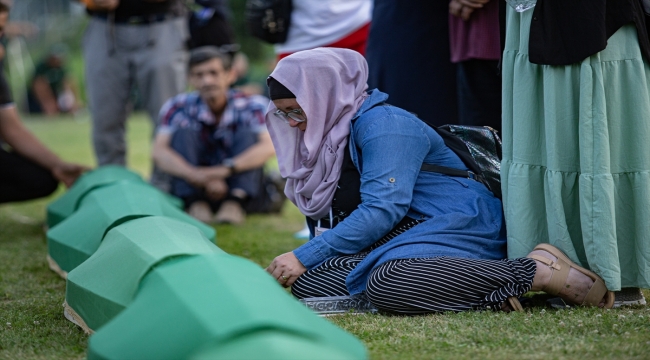 Srebrenitsa soykırımı kurbanlarının tabutları defnedilecekleri Potoçari Anıt Mezarlığı'na taşındı