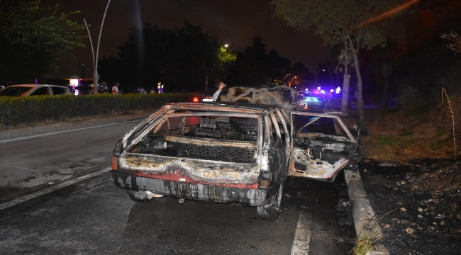 Adana'da alev alan otomobil yanarak kullanılamaz hale geldi