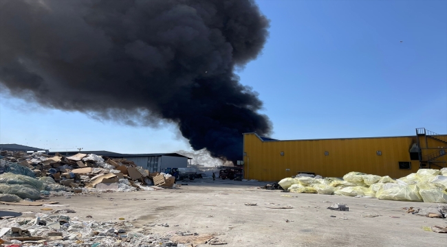 Aksaray'da geri dönüşüm fabrikasında çıkan yangına müdahale ediliyor