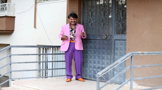 Aksaraylı 64 yaşındaki gurbetçi yıllardır rengarenk giyiniyor