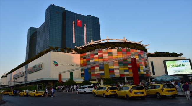 Antalya'da JAK Timi halatla sarktıkları 21 katlı binada Türk bayrağı açtı