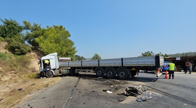 Antalya'da kamyonetle tırın çarpıştığı kazada 2 kişi öldü, 1 kişi yaralandı
