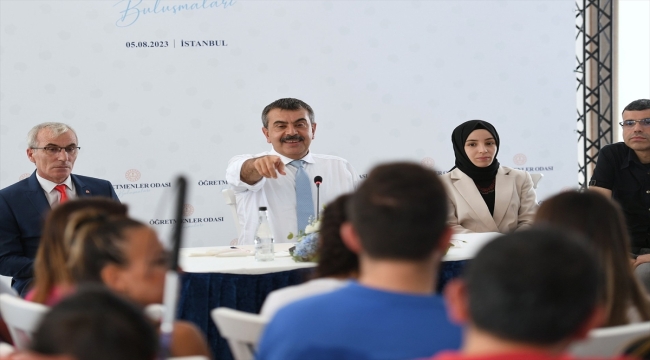 Bakan Tekin, İstanbul'da öğretmenlerle buluştu