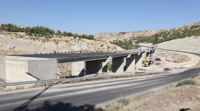 Bakanı Uraloğlu, Adıyaman'da yapımı süren Besni Viyadüğü'nü inceledi