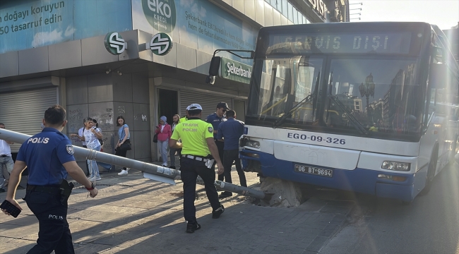 Başkentte EGO otobüsünün sinyalizasyon direğine çarptığı kazada 1 kişi yaralandı