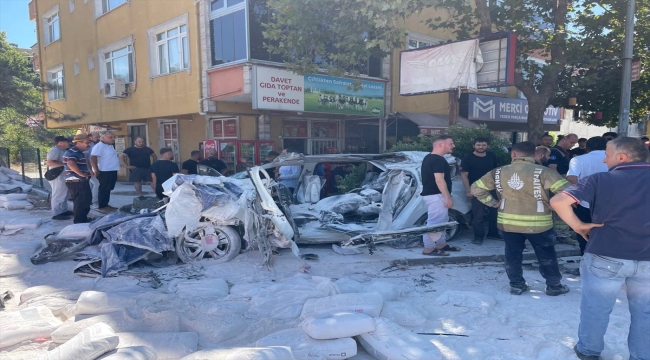 Beykoz'da devrilen kamyonun kasası 2 otomobile çarptı