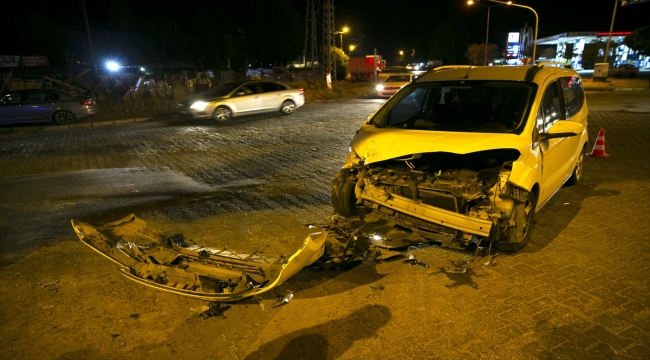 Bingöl'de minibüs ile hafif ticarin aracın çarpışması sonucu 7 kişi yaralandı